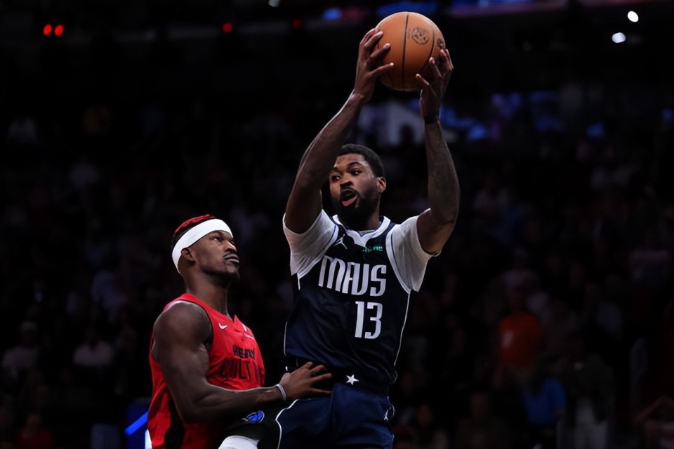 包含穆雷与40激战IG分钟今夜里昂备战NBA常规赛，媒体一致点评：Uzi在独行侠比赛中伤愈复出的词条